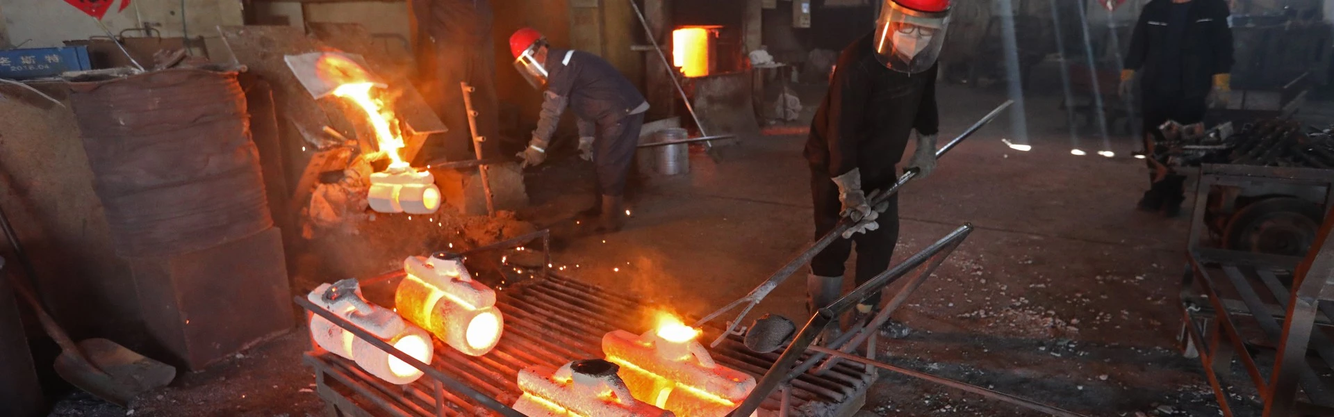 Silica sol investment casting foundry - molten steel pouring